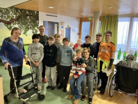 Ein Vormittag voller Herzlichkeit: Die 1. Klasse zu Besuch im Pflegeheim Retz