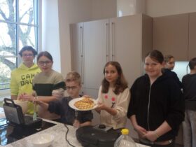 Gemeinsames Frühstück für alle Klassen der Mittelschule