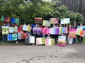 Power Painting mit Künstler Helmut Lisy: Die 3. Klasse zeigte ihr kreatives Talent