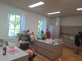 Erster Genussmarkt der 2. Klasse – Mit Kreativität und Teamgeist zum Erfolg